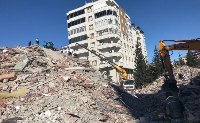 Depremde 148 kişiye mezar olan Hamidiye Sitesi davasında mütalaa açıklandı: Kamu görevlilerinin de aralarında bulunduğu 16 sanık için 22 yıl 6 ay hapis istendi