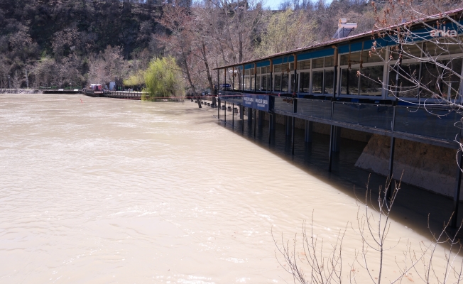 Munzur Nehri’nin debisi yükseldi, restoranların bahçe kısmı su altında kaldı