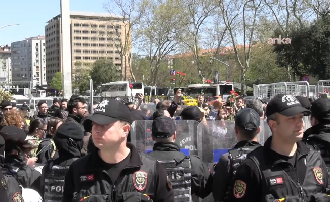 Taksim'de 1 Mayıs 77 anmasına polis müdahalesi, gözaltına alınanlar oldu