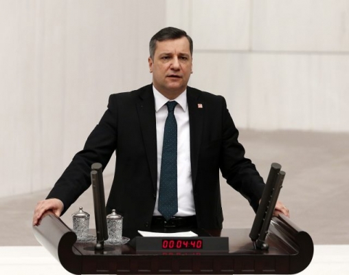 CHP Çanakkale Milletvekili Özgür Ceylan KYK Yurdunda Yemekten Çıkan Hamamböceğini Meclis Gündemine Taşıdı