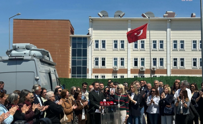 Silivri'de duruşma salonu önünden hakimlere çağrı: Ne olur bizi adalete inandırın!