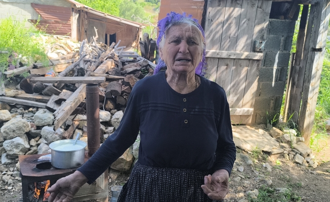 Sumbas'ta depremzedeler hala çadır ve barakalarda yaşıyor... 86 yaşındaki depremzede: "Param yok diye sokaklarda mı yaşayacağım?"
