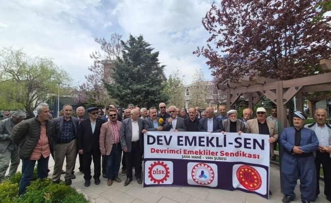Van'da emekliler basın açıklaması yaptı: Emekliler bunun hesabını sandıkta soracaktır