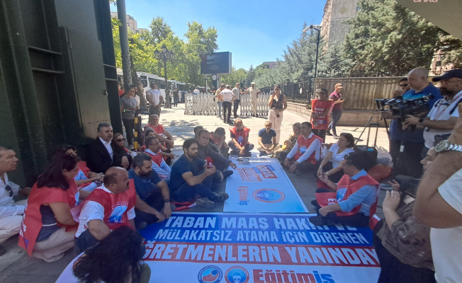 Eğitim-İş'ten MEB önünde tebeşirli protesto: "Bakan karneyi değil, gitmeyi hak ediyor"