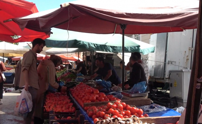 Erzurum'un semt pazarlarında alıcı da fiyatlardan dertli, satıcı da
