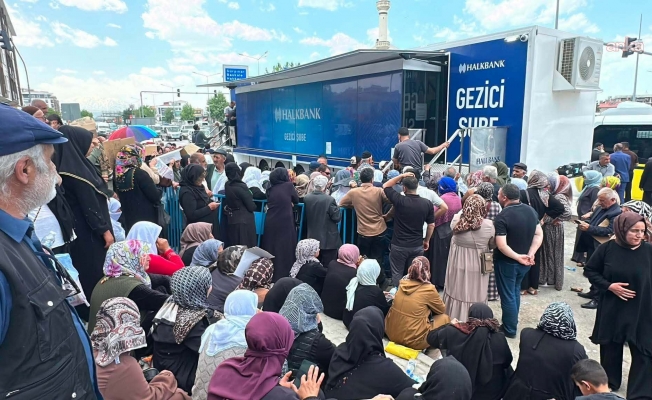 Van'da sosyal yardımlar için kuyruk çilesi… 120 bin ihtiyaç sahibi günlerdir sıra bekliyor