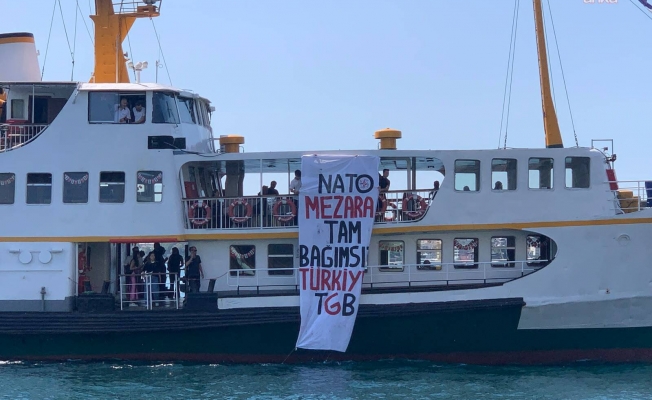 Vapurdan "NATO mezara, tam bağımsız Türkiye" pankartı açan 4 kişi İstanbul'da gözaltına alındı