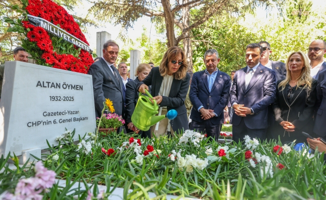 Altan Öymen, vefatının yıl dönümünde mezarı başında anıldı... Özgür Özel: “Ondan iflah olmaz bir iyimser olmayı öğrendim”