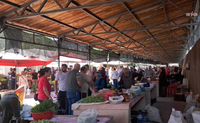 Artvinli emekli pazarda tezgah açtı: Yemekte domates, peynir var. Bir döner parası kazanamıyoruz