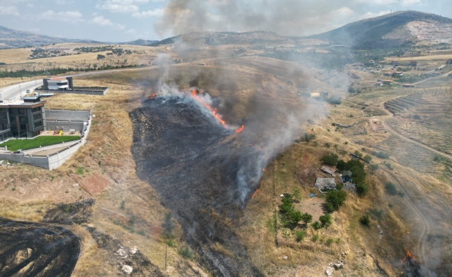 Çorum'da korkutan anız yangını söndürüldü