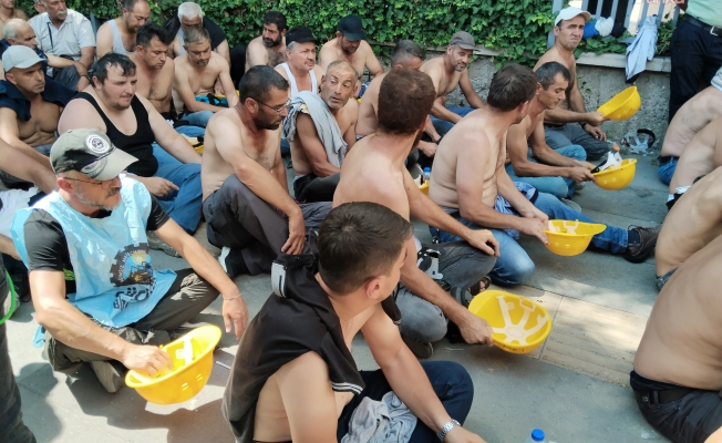 Haklarını talep eden madencilerden Enerji ve Tabii Kaynaklar Bakanlığı önünde eylem