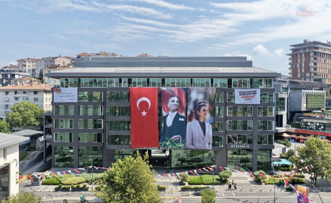 Üsküdar Belediye binasına Sinem Dedetaş'ın "Hepimizi de içeri atsanız bu milletin yüzü gülmeyecek" sözleri asıldı