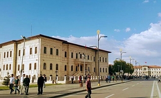 AKP'li belediyeden skandal adım! İstiklal gitti, Mursi geldi