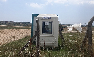 Tuzla'da kafa karıştıran polis kabini