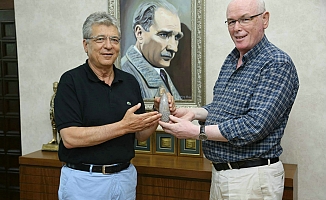 Edremit Belediye Başkanı Selman Hasan Arslan Kazım Kurt’u ziyaret etti