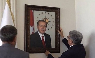 Van kayyumunun ilk icraatı: Atatürk'ün resmini indirip Erdoğan'ın fotoğrafını asmak oldu!