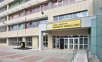 Bahçelievler Cumhuriyet Anadolu Lisesi'nde öğrenciler tabure üzerinde ders işliyor