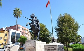 Tarsus'ta farklı noktalardaki Atatürk heykelleri temizlenip boyandı