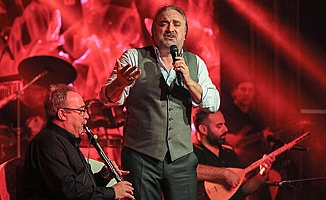 Volkan Konak, konserinde anne ve babasının cinsel hayatını anlattı!