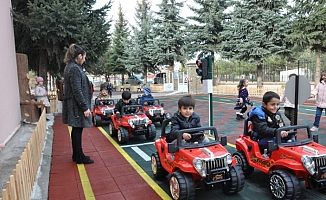 Kreş öğrencilerine uygulamalı trafik eğitimi!