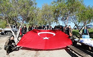 BODRUM'DA TEMİZLİK ÖNCESİ İDLİB ŞEHİTLERİ ANILDI