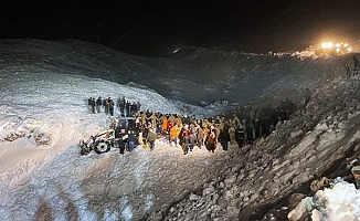 Van'da çığ altında kalanları arayan ekibin üstüne çığ düştü