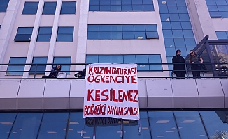 Yemekhane fiyatlarını protesto eden öğrenciler, kendi yemeklerini hazırlıyor