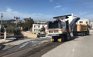Bodrum'da, bozulan yollar asfalt kazıma makinesi ile düzeltiliyor