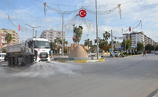 MERSİN'DE BÜYÜKŞEHİR EKİPLERİ, TARSUS’TA CADDELERİ DEZENFEKTE EDİYOR