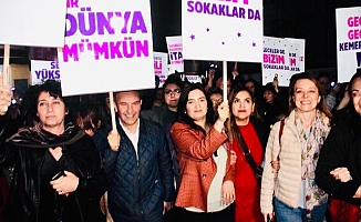 CHP’li Kılıç, İzmirlilerle “Gece Gece Kemeraltı” Yürüyüşüne Katıldı