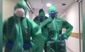 Hastalara penguen dansı ile moral verdiler