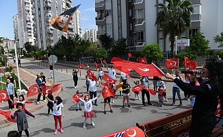 Konyaaltı 23 Nisan coşkusunu balkonlarda yaşadı