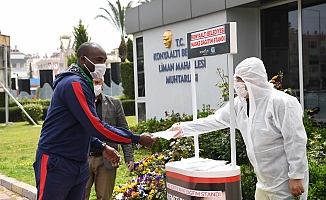 Konyaaltı Belediyesi sahada maske kiti dağıtıyor