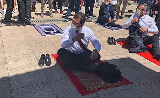 İmamoğlu ve Altay Cuma Namazını Hacı Bayram Veli Camii'nde Kıldı