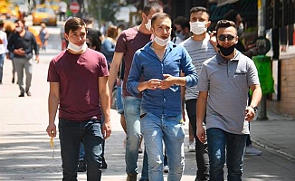 Sağlık Bakanı Koca: Virüs, biriyle karşı karşıya dururken de geçebilir, yan yana yürürken de