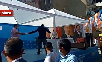 AKP Kongresinde Adaylığı Düşürülen Başkan Adayı Kürsüye Tekme Attı!