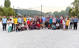 MERSİN BÜYÜKŞEHİR’DEN YAĞDA MAHALLESİ’NDEKİ GENÇLERE SPOR EKİPMANI DESTEĞİ