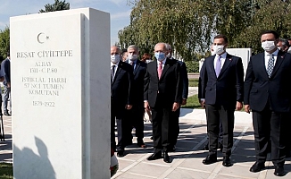 Kılıçdaroğlu, Albay Çiyiltepe'yi Devlet Mezarlığı'ndaki Kabri Başında Andı