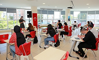ÜNİVERSİTEYE HAZIRLANAN ADAYLAR SEVİYE TESPİT SINAVINA KATILIYOR