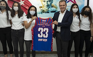 BAŞKAN SEÇER, MERSİN BÜYÜKŞEHİR BELEDİYESİ KADIN BASKETBOL TAKIMI’NI AĞIRLADI