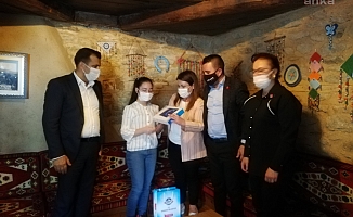 EBA'ya bağlanmak için tek telefonları vardı, CHP'li belediye sorunu tablet hediyesiyle çözdü