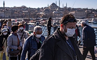 Bilim insanları korona aşısının bulunması sonrası hayatın normale döneceği tarihi açıkladı