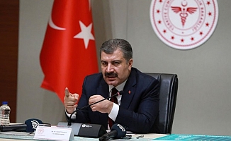 Sağlık Bakanı Fahrettin Koca düzenlediği basın toplantısında açıklamalarda bulunuyor.