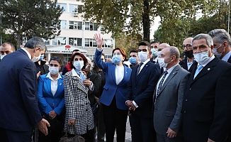 Akşener esnaf ile birlikte türkü söyledi, duygusal anlar yaşandı