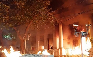 Kadınlar, öldürülen kız çocuğu için adalet binasını yıktı