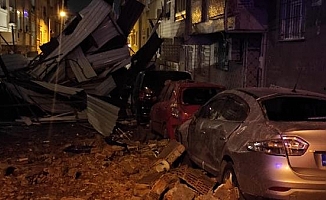 İstanbul’u fırtına vurdu: Çok sayıda evin çatısı uçtu