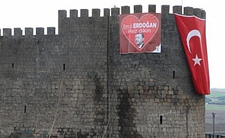 AKP'ye Hiçbir Yerde Yasak Yok! Tarihi Surlara, Yasağa Rağmen Pankart Asıldı