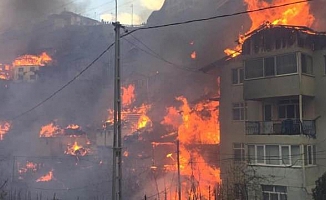 Artvin Yusufeli'nde yangın 50'ye yakın eve sıçradı. Yangını söndürme çalışmaları devam ediyor