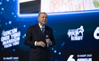 Erdoğan: "Ülkesine gözünü kırpmadan ihanet edenler göreceksiniz, sakın örnek almayın"