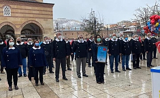 İyi Parti'liler okul önlüğü giydi: ''Öğrenci Andı'' kararını protesto etti
